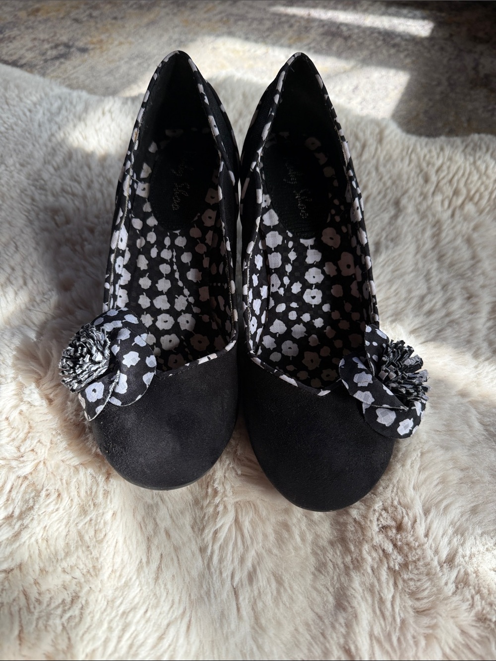 Black Floral-Trim Women’s Pumps